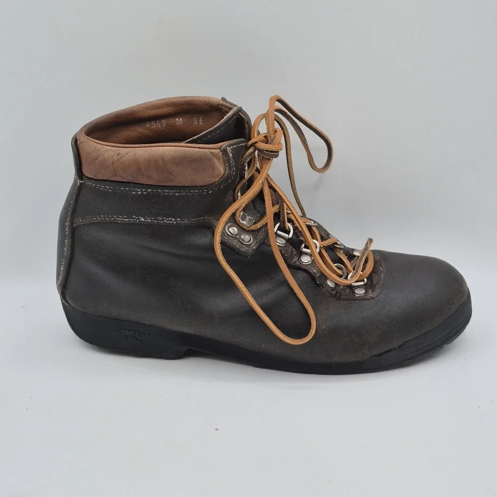 Vintage Vasque 7549 Boots Mens Size 9.5 Brown Leather Hiking Combat Trail Lined‎